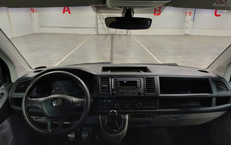 Volkswagen Caravelle T6 рестайлинг, 2016 год, 2 200 000 рублей, 18 фотография