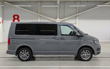 Volkswagen Caravelle T6 рестайлинг, 2016 год, 2 200 000 рублей, 8 фотография