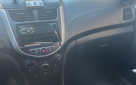 Hyundai Solaris II рестайлинг, 2011 год, 600 000 рублей, 5 фотография