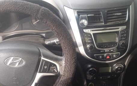 Hyundai Solaris II рестайлинг, 2011 год, 700 000 рублей, 4 фотография