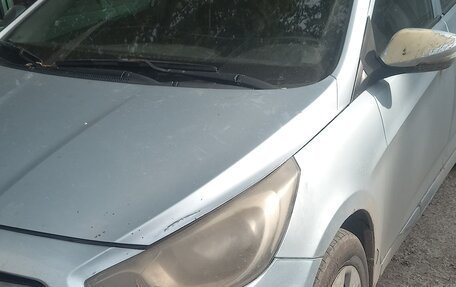 Hyundai Solaris II рестайлинг, 2011 год, 700 000 рублей, 2 фотография