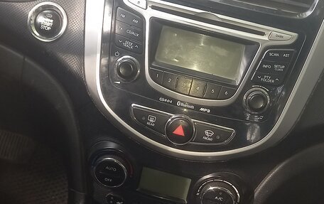 Hyundai Solaris II рестайлинг, 2011 год, 700 000 рублей, 6 фотография