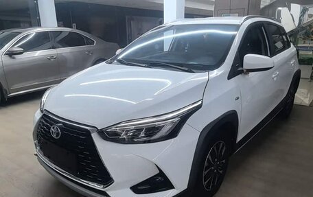 Toyota Yaris XP150 рестайлинг, 2022 год, 1 200 000 рублей, 1 фотография