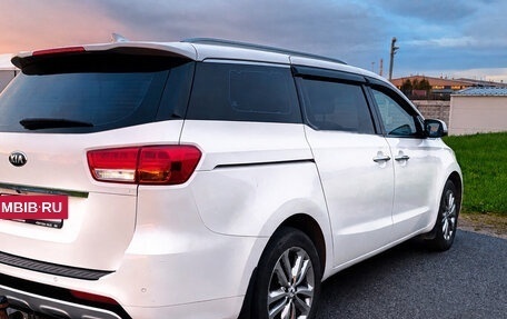 KIA Carnival III, 2017 год, 2 500 000 рублей, 2 фотография