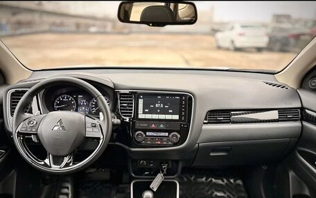 Mitsubishi Outlander III рестайлинг 3, 2022 год, 3 450 000 рублей, 4 фотография