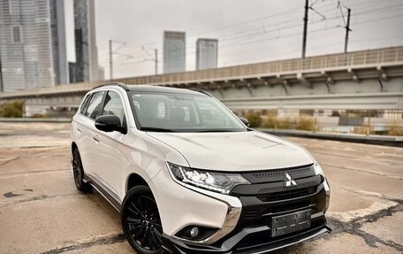Mitsubishi Outlander III рестайлинг 3, 2022 год, 3 450 000 рублей, 2 фотография