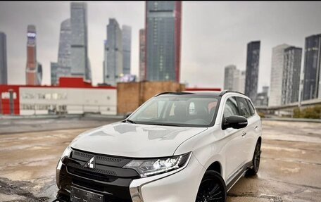 Mitsubishi Outlander III рестайлинг 3, 2022 год, 3 450 000 рублей, 3 фотография