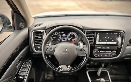 Mitsubishi Outlander III рестайлинг 3, 2022 год, 3 450 000 рублей, 5 фотография