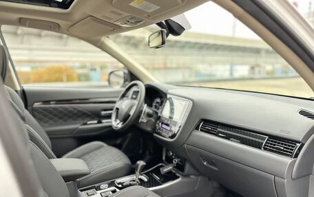 Mitsubishi Outlander III рестайлинг 3, 2022 год, 3 450 000 рублей, 14 фотография