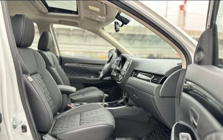 Mitsubishi Outlander III рестайлинг 3, 2022 год, 3 450 000 рублей, 15 фотография