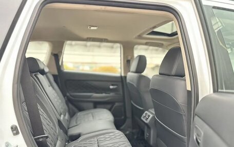 Mitsubishi Outlander III рестайлинг 3, 2022 год, 3 450 000 рублей, 20 фотография