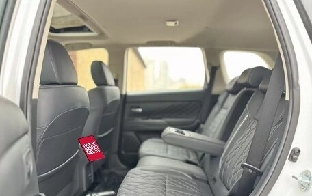 Mitsubishi Outlander III рестайлинг 3, 2022 год, 3 450 000 рублей, 19 фотография
