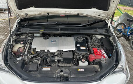 Toyota Prius IV XW50, 2017 год, 1 650 000 рублей, 7 фотография