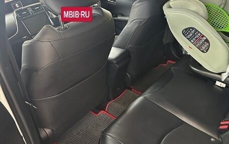 Toyota Prius IV XW50, 2017 год, 1 650 000 рублей, 8 фотография