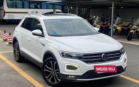 Volkswagen T-Roc I, 2023 год, 1 810 000 рублей, 2 фотография