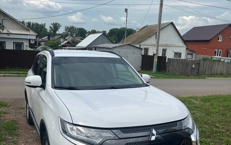 Mitsubishi Outlander III рестайлинг 3, 2022 год, 2 660 000 рублей, 1 фотография