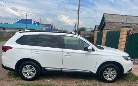 Mitsubishi Outlander III рестайлинг 3, 2022 год, 2 660 000 рублей, 2 фотография