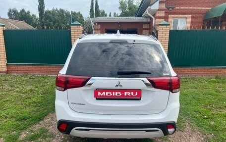 Mitsubishi Outlander III рестайлинг 3, 2022 год, 2 660 000 рублей, 3 фотография