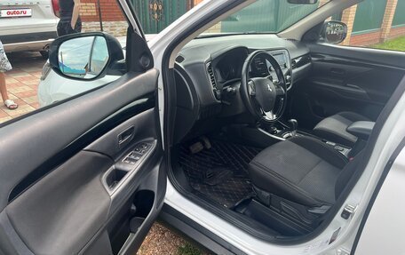 Mitsubishi Outlander III рестайлинг 3, 2022 год, 2 660 000 рублей, 6 фотография