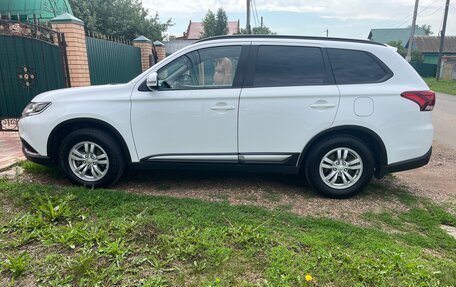 Mitsubishi Outlander III рестайлинг 3, 2022 год, 2 660 000 рублей, 5 фотография