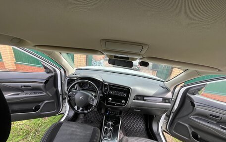 Mitsubishi Outlander III рестайлинг 3, 2022 год, 2 660 000 рублей, 8 фотография
