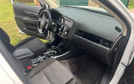 Mitsubishi Outlander III рестайлинг 3, 2022 год, 2 660 000 рублей, 7 фотография
