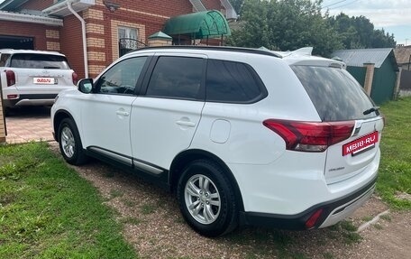 Mitsubishi Outlander III рестайлинг 3, 2022 год, 2 660 000 рублей, 4 фотография