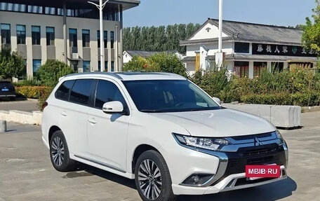 Mitsubishi Outlander III рестайлинг 3, 2022 год, 1 779 069 рублей, 3 фотография