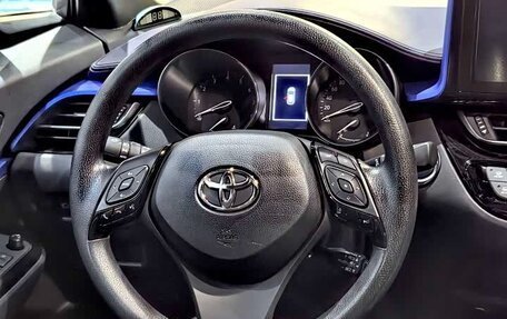 Toyota C-HR I рестайлинг, 2022 год, 1 733 000 рублей, 10 фотография