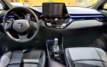 Toyota C-HR I рестайлинг, 2022 год, 1 733 000 рублей, 11 фотография