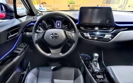 Toyota C-HR I рестайлинг, 2022 год, 1 733 000 рублей, 12 фотография