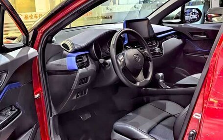 Toyota C-HR I рестайлинг, 2022 год, 1 733 000 рублей, 8 фотография