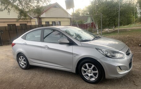 Hyundai Solaris II рестайлинг, 2011 год, 620 000 рублей, 3 фотография