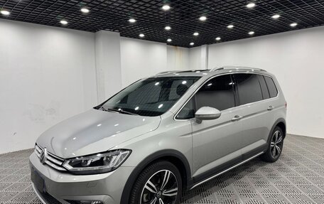 Volkswagen Touran III, 2022 год, 1 720 000 рублей, 1 фотография