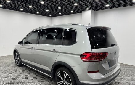 Volkswagen Touran III, 2022 год, 1 720 000 рублей, 4 фотография