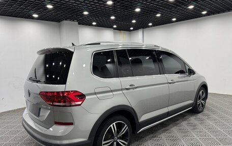 Volkswagen Touran III, 2022 год, 1 720 000 рублей, 6 фотография