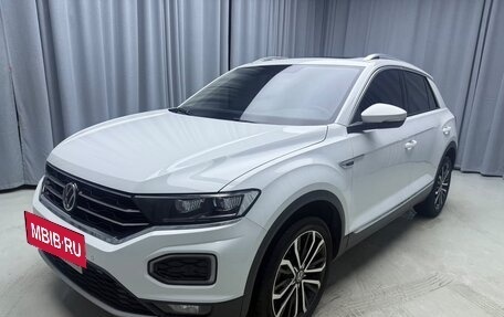 Volkswagen T-Roc I, 2022 год, 1 796 084 рублей, 2 фотография