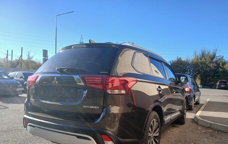 Mitsubishi Outlander III рестайлинг 3, 2019 год, 2 159 000 рублей, 6 фотография
