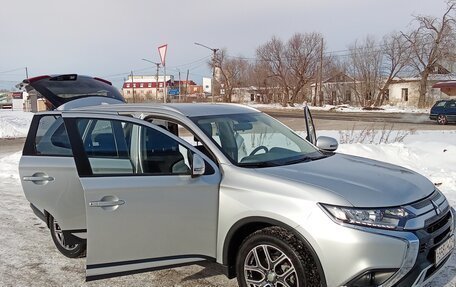 Mitsubishi Outlander III рестайлинг 3, 2019 год, 2 400 000 рублей, 3 фотография