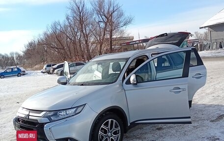Mitsubishi Outlander III рестайлинг 3, 2019 год, 2 400 000 рублей, 2 фотография