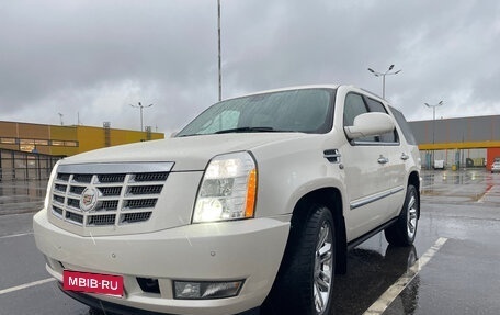Cadillac Escalade III, 2011 год, 2 690 000 рублей, 1 фотография