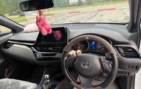 Toyota C-HR I рестайлинг, 2018 год, 2 230 000 рублей, 16 фотография