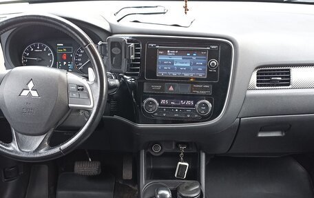 Mitsubishi Outlander III рестайлинг 3, 2014 год, 1 600 000 рублей, 4 фотография