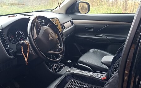 Mitsubishi Outlander III рестайлинг 3, 2014 год, 1 600 000 рублей, 16 фотография
