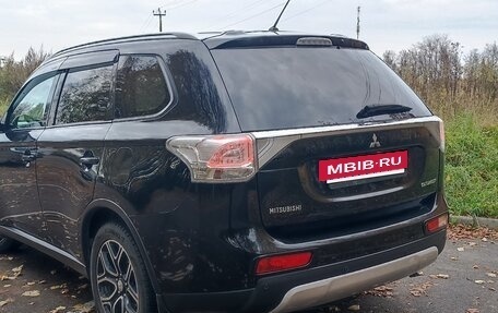Mitsubishi Outlander III рестайлинг 3, 2014 год, 1 600 000 рублей, 13 фотография