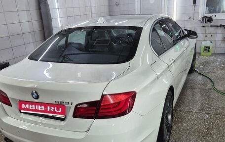 BMW 5 серия, 2011 год, 1 900 000 рублей, 4 фотография
