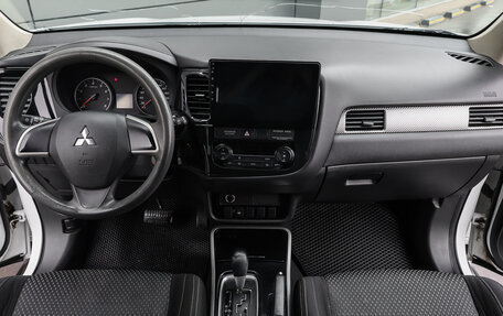 Mitsubishi Outlander III рестайлинг 3, 2017 год, 1 498 000 рублей, 14 фотография