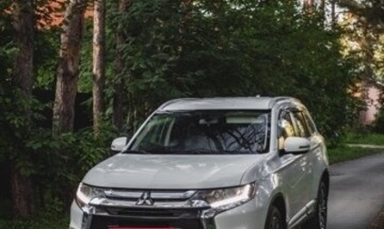 Mitsubishi Outlander III рестайлинг 3, 2018 год, 2 400 000 рублей, 1 фотография
