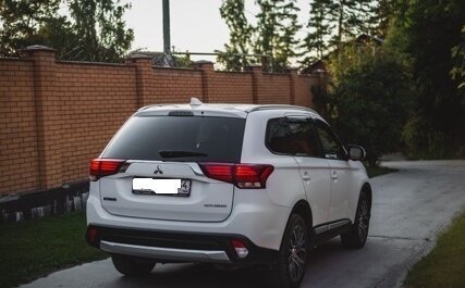 Mitsubishi Outlander III рестайлинг 3, 2018 год, 2 400 000 рублей, 8 фотография