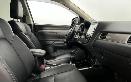 Mitsubishi Outlander III рестайлинг 3, 2019 год, 2 650 000 рублей, 13 фотография